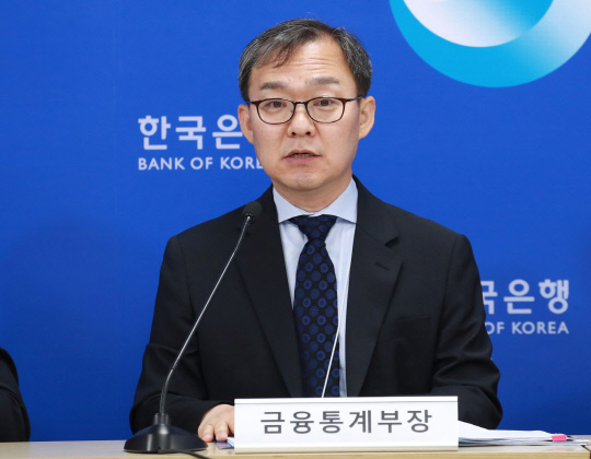 송재창 금융통계부장이 11일 오전 서울 중구 한국은행에서 4월 국제수지(잠정)의 주요 특징을 설명하고 있다. 한은 제공.